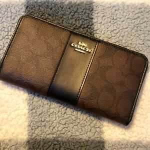 COACH ACCORDION ZIP WALLET IN SIGNATURE CANVAS